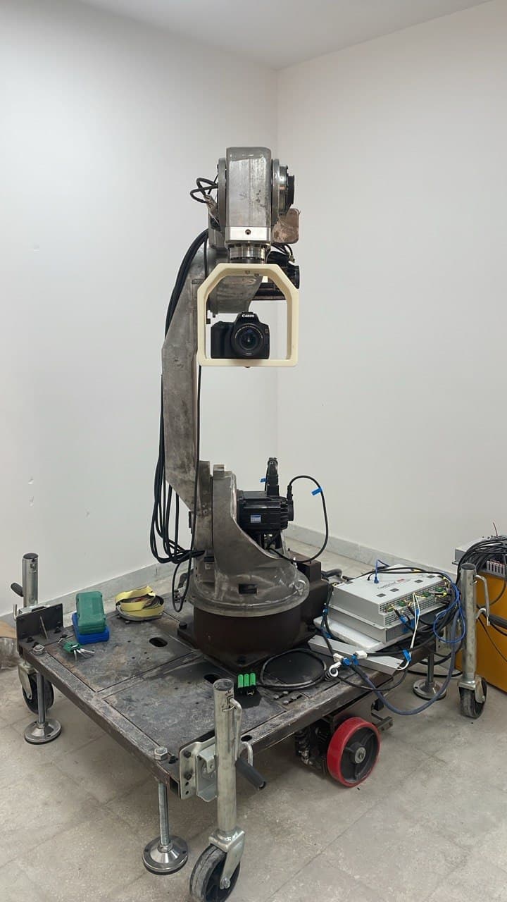 Autonomous cinematic camera robot